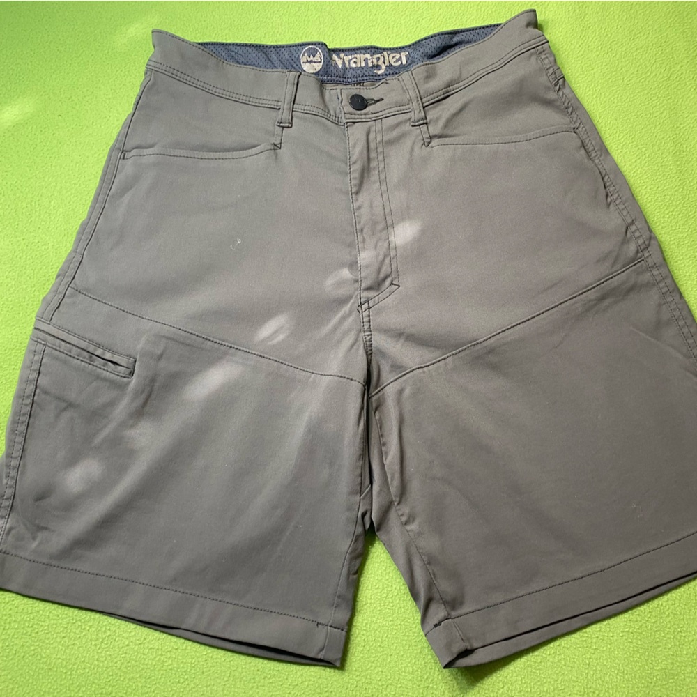 WRANGLER OLIVE GREEN SHORTS water resistant *AS IS* bundle to save more‼️✨ 32x